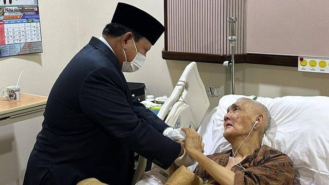 Menhan Prabowo Subianto menjenguk Wakil Presiden RI ke 6 Jend. TNI. (Purn.) Try Sutrisno yang tengah dirawat di RSPAD. Foto: Instagram/@prabowo