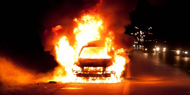 Ilustrasi mobil terbakar. Foto: Shutterstock