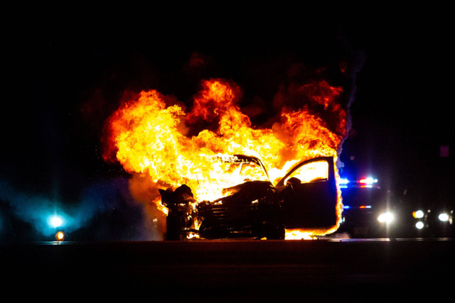 Ilustrasi mobil terbakar. Foto: Shutterstock