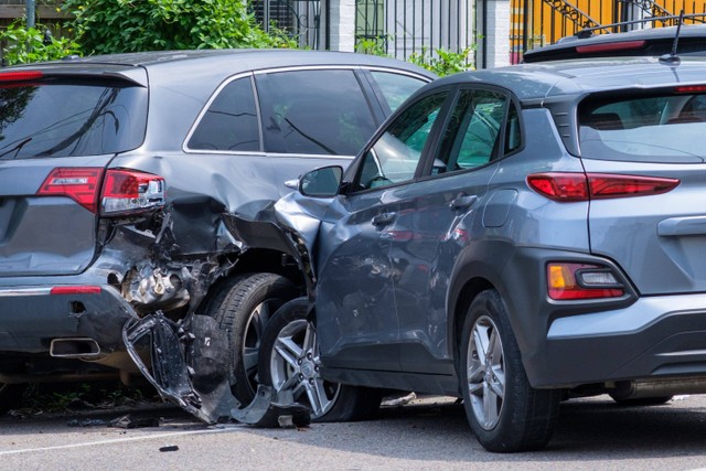 Ilustrasi tabrakan mobil. Foto: Shutterstock