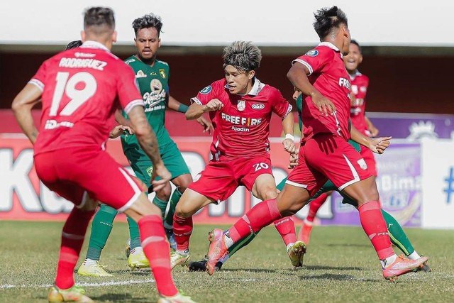 Persebaya vs Persis, di pertandingan Liga 1, Rabu (21/12/2022). Foto: Instagram/@persisofficial