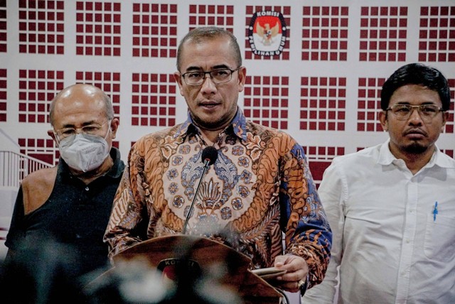 Ketua Komisi Pemilihan Umum (KPU), Hasyim Asy'ari (tengah) menyampaikan keterangan kepada wartawan pada konferensi pers di KPU RI, Jakarta, Rabu (21/12/2022). Foto: Jamal Ramadhan/kumparan
