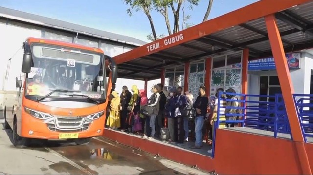 Masyarakat menggunakan BRT Trans Jateng. Foto: Dok. Istimewa