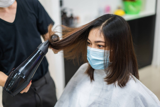 Ilustrasi perempuan potong rambut model layer oval. Foto: Shutterstock