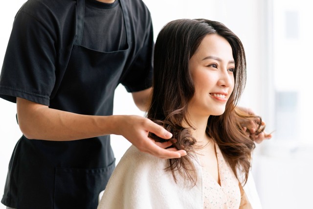 Ilustrasi perempuan potong rambut. Foto: Shutterstock