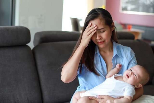 Tantangan ibu baru, menghadapi baby blues setelah melahirkan. Foto: Shutterstock