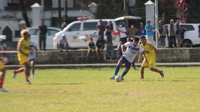 Tim sepak bola Mamasa menghadapi Mamuju Tengah pada semifinal cabang olahraga sepak bola Porprov Sulbar 2022. Foto: Zulkifli