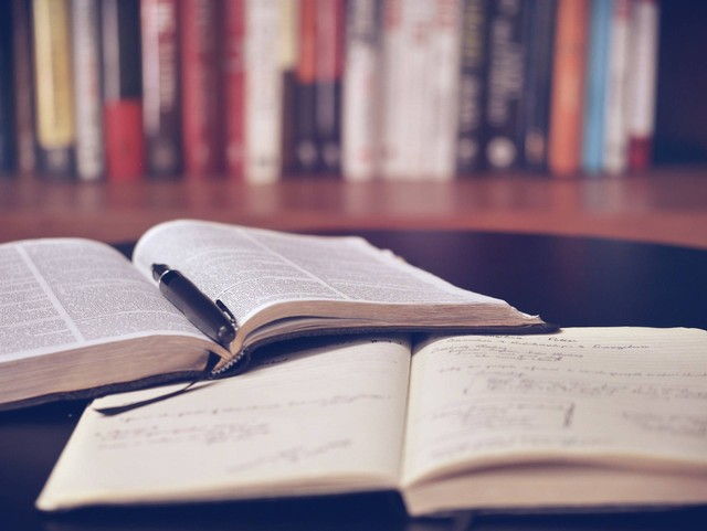 Ilustrasi Kegiatan Belajar Mandiri melalui Kepustakaan. Sumber: Pixabay