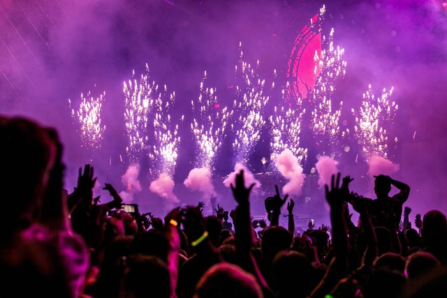 Ilustrasi konser (Sumber: Foto oleh Wendy Wei dari Pexels: https://www.pexels.com/photo/purple-fireworks-effect-1190298/)