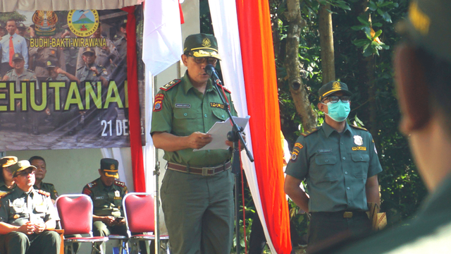 Dr. Ir. Kuncoro Cahyo Aji pemimpin upacara HUT POLHUT (21/12). Sumber: Dokumentasi Pribadi