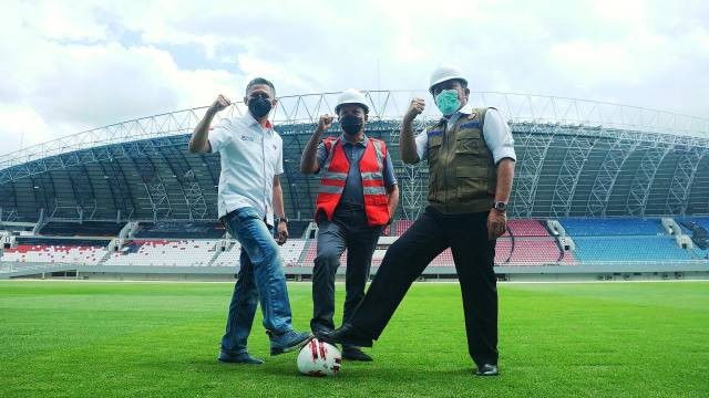 Menpora RI Zainudin Amali yang meninjau persiapan Stadion Jakabaring bersama Gubernur Sumsel jelang Piala Dunia U-20, Selasa (8/12/2020) Foto: ary priyanto/Urban Id