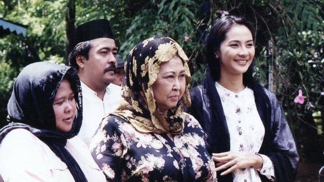 Mak Nyak alias Aminah Cendrakasih (tengah). Foto: Instagram/@sidoelanaksekolahan