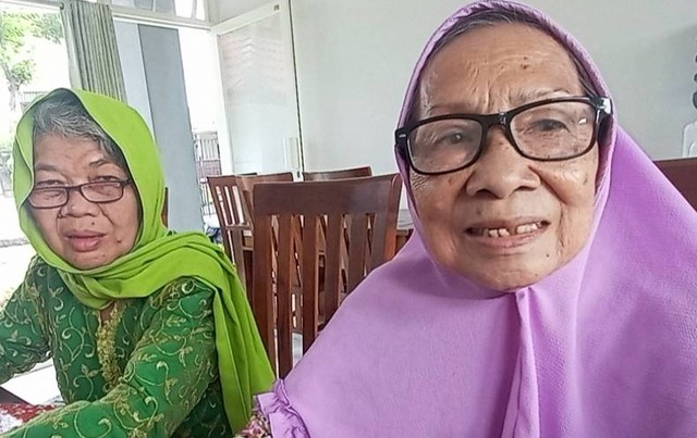 Nenek Yuli dan nenek Sri, penghuni panti jompo UPTD Liponsos Kalijudan Surabaya. Foto: Masruroh/Basra