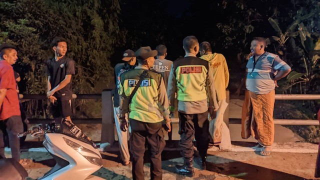 Petugas saat lakukan olah tempat kejadian perkara (TKP) di lokasi tenggelamnya warga di Dusun Kepoh, Desa Sendangrejo, Kecamatan Parengan, Kabupaten Tuban. Rabu (21/12/2022) (Foto: Dok Istimewa).