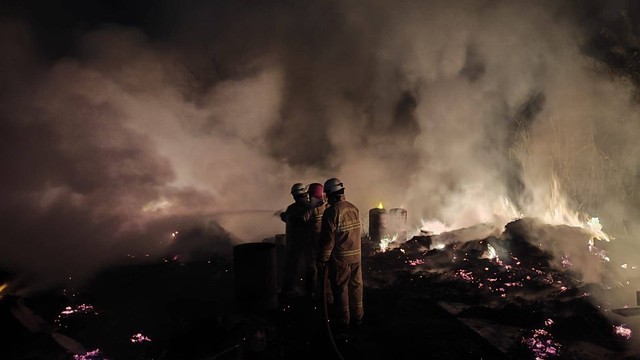 Petugas pemadam kebakaran berusaha memadamkan api yang menghanguskan pabrik dupa di Tangerang pada Kamis (22/12). Foto: Dok. Istimewa