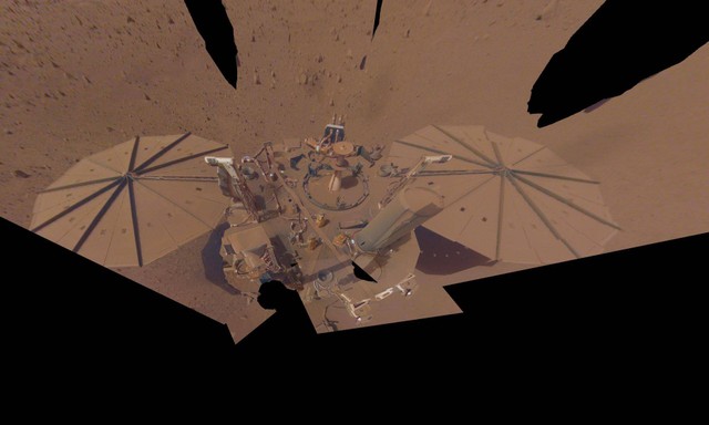 Debu menutupi panel surya robot lander Mars NASA InSight. Robot ini mengucapkan salam perpisahan. Foto: NASA