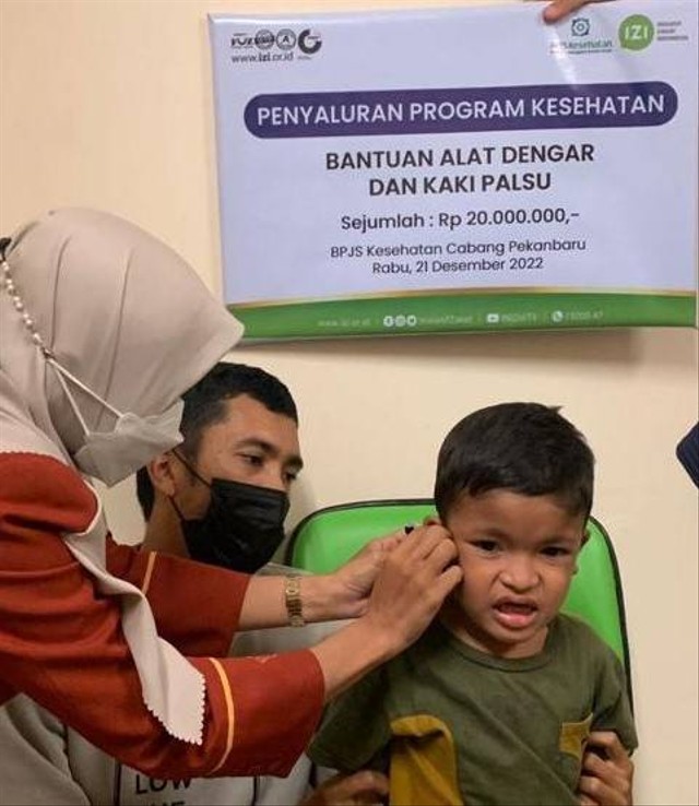 BPJS Cabang Pekanbaru-IZI Riau Serahkan Bantuan Alat Bantu Dengar dan Kaki Palsu