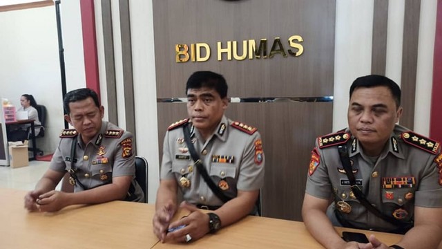 Kabid Humas Polda Riau, Kombes Sunarto, saat konferensi pers kasus polisi tusuk polisi. (DEFRI CANDRA/SELASAR RIAU)