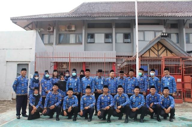 Foto bersama Pejabat Struktural dan Pegawai Lapas Tegal setelah Upacara Hari Ibu. Foto : Dok. Pribadi.