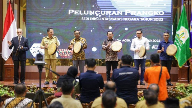Menabuh rapai menandai peluncuran Prangko Seri PLBN 2022 di Banda Aceh. Foto: Suparta/acehkini 