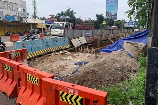 Galian saluran air mangkrak di pertigaan Tol Jatikarya, Cibubur, Bekasi. Foto: Rinjani Meisa/kumparan