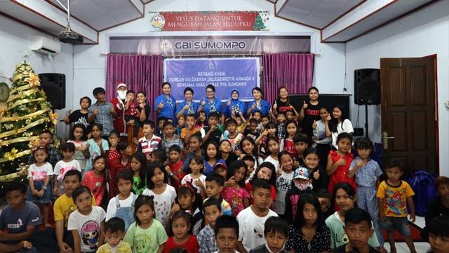 Foto bersama Koordinator Cabang (Korcab) VIII Daerah Jalasenastri Armada (DJA) II dengan anak-anak yang tinggal di sekitar wilayah TPA Sumompo, Manado.