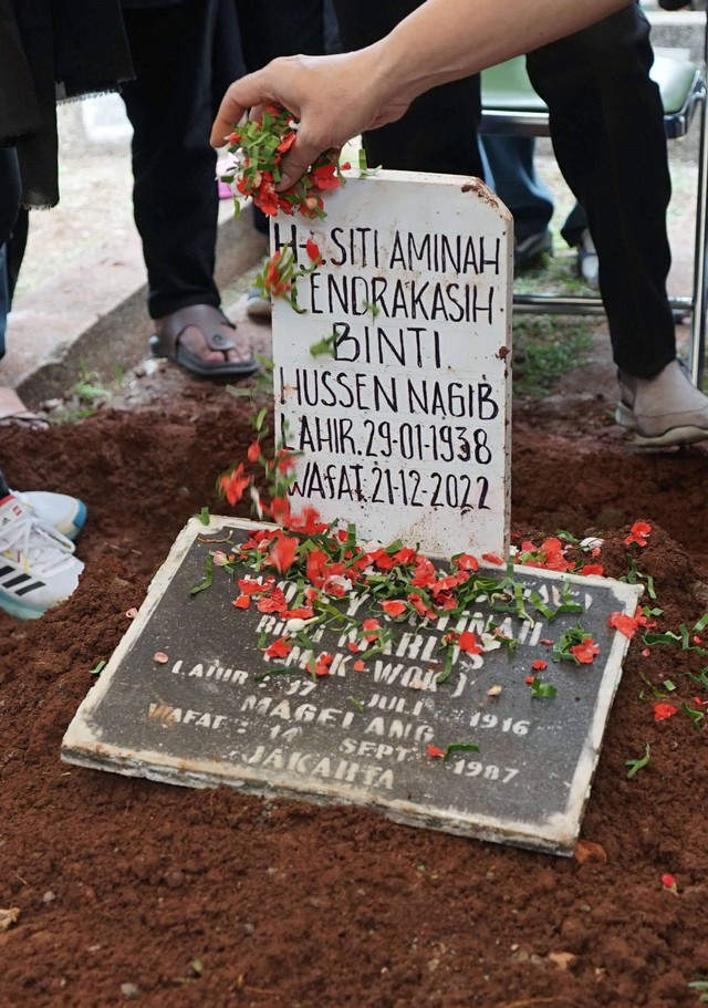 Suasana pemakaman Aminah Cendrakasih alias Mak Nyak di TPU Karet Bivak, Jakarta, Kamis (22/12/2022). Foto: Agus Apriyanto