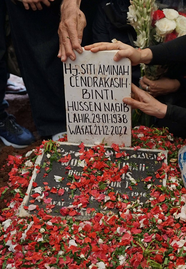 Suasana pemakaman Aminah Cendrakasih alias Mak Nyak di TPU Karet Bivak, Jakarta, Kamis (22/12/2022). Foto: Dok. Agus Apriyanto