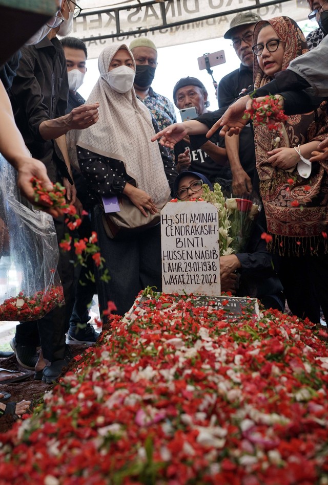 Sejumlah keluarga dan kerabat saat mengantar jenazah almarhum artis senior Aminah Cendrakasih alias Mak Nyak di TPU Karet Bivak, Jakarta, Kamis (22/12/2022). Foto: Dok. Agus Apriyanto