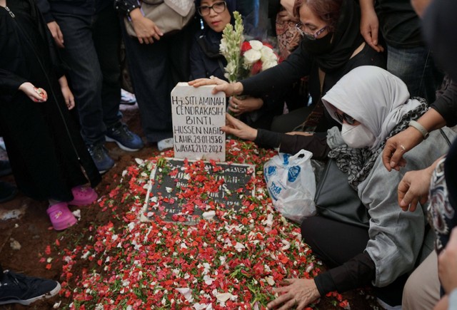 Sejumlah keluarga dan kerabat saat mengantar jenazah almarhum artis senior Aminah Cendrakasih alias Mak Nyak di TPU Karet Bivak, Jakarta, Kamis (22/12/2022). Foto: Agus Apriyanto