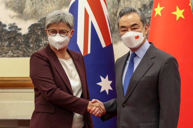 Menteri Luar Negeri Australia Penny Wong berjabat tangan dengan Menteri Luar Negeri China Wang Yi di Beijing, Rabu (21/12/2022). Foto: Sarah Friend/DFATvia AP