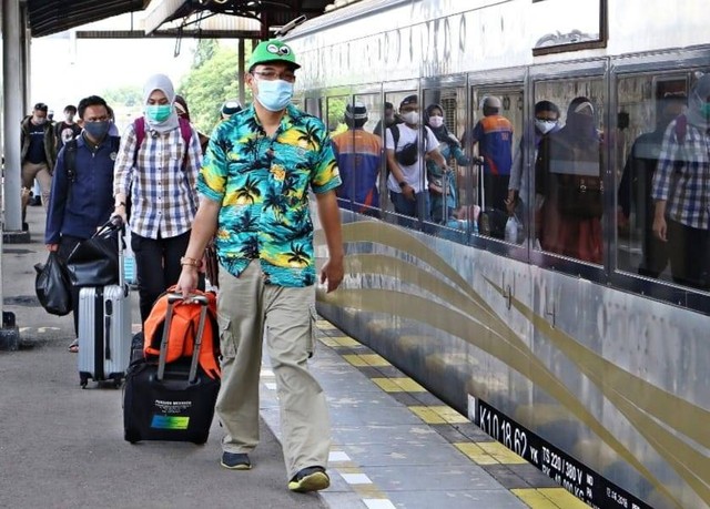 Kedatangan penumpang di Stasiun Cirebon Kejaksan.(Foto: PT KAI Daop 3 Cirebon)