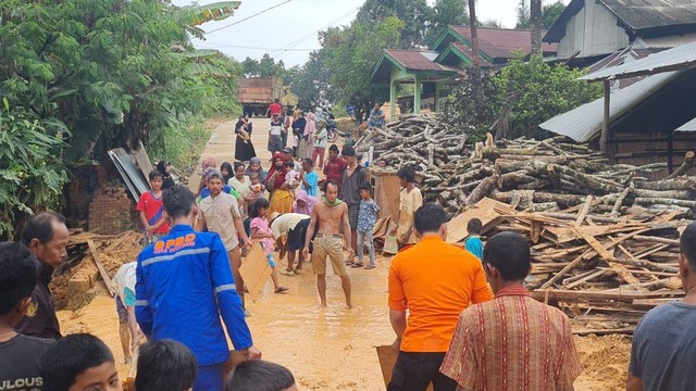 Material-material rumah berserakan usai diterjang longsor di Pekanbaru (Dok. BPBD Pekanbaru)