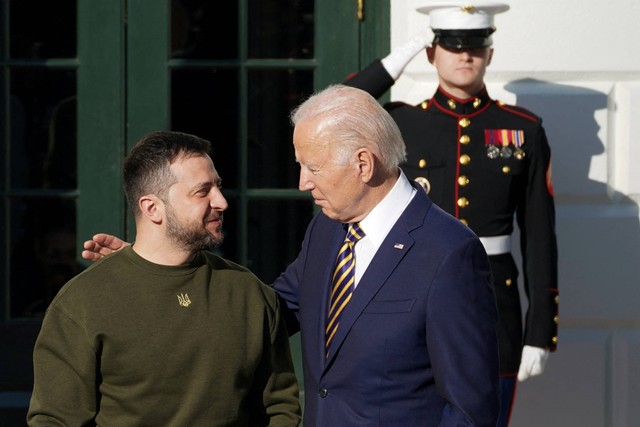 Presiden AS Joe Biden menyambut Presiden Ukraina Volodymyr Zelensky di Gedung Putih di Washington, AS, Rabu (21/12/2022). Foto: Kevin Lamarque/REUTERS