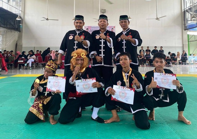 Pengurus IKS PI Kera Sakti bersama anggota perguruan