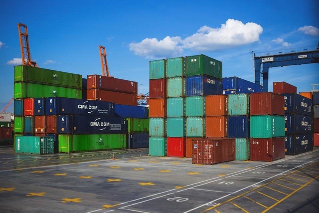 Ilustrasi kontainer yang berisi barang impor. (Sumber: www.pixabay.com)