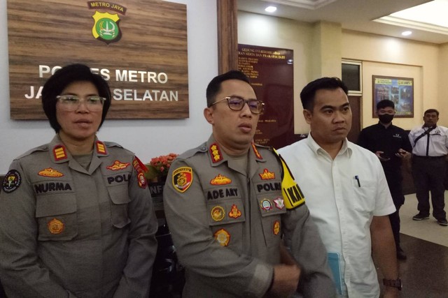 Kasi Humas Polres Jaksel AKP Nurma Dewi (kanan), Kapolres Kombes Ade Ary Syam Indradi (tengah) dan Kasatreskrim Kompol Irwandhy. Foto: Ananta Erlangga/kumparan