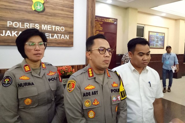 Kasi Humas Polres Jaksel AKP Nurma Dewi (kanan), Kapolres Kombes Ade Ary Syam Indradi (tengah) dan Kasatreskrim Kompol Irwandhy. Foto: Ananta Erlangga/kumparan