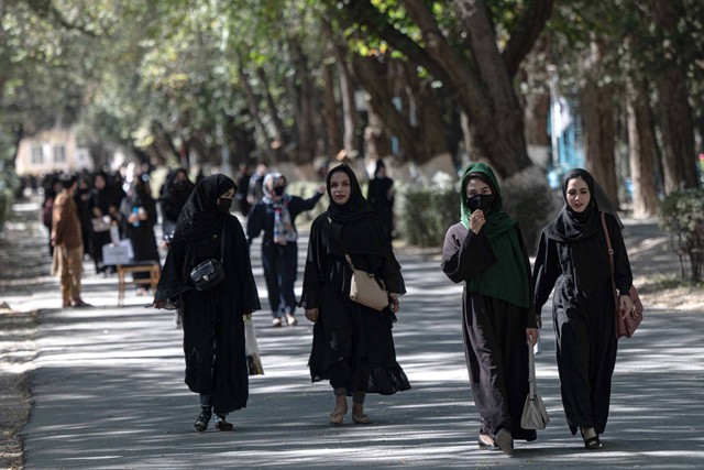 Siswa perempuan Afghanistan tiba untuk ujian masuk di Universitas Kabul, Afghanistan. Foto: Wakil Kohsar/AFP