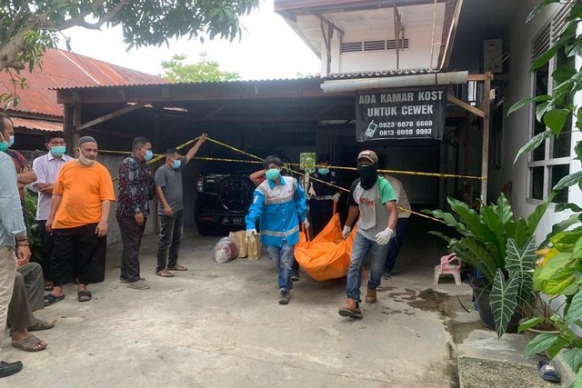 Sosok mayat perempuan ditemukan dalam kondisi telah mengeluarkan bau menyengat dari sebuah kamar kosan di Desa Beurawe, Kecamatan Kuta Alam, Banda Aceh. Foto: Dok. Istimewa