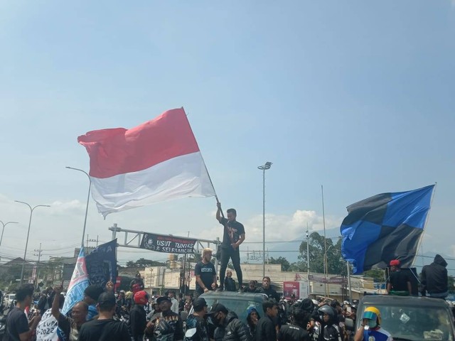 Aremania melakukan aksi menuntut keadilan bagi korban Tragedi Kanjuruhan. Foto/M Sholeh