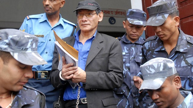 Pembunuh berantai Prancis Charles Sobhraj (tengah) dikawal oleh polisi Nepal usai galant putusan pengadilan di Kathmandu. Foto: Prakash Mathema/AFP