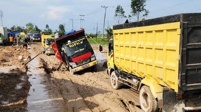 Truk amblas di jalan Pangkalan Bun-Kolam pada Rabu (21/12) kemarin. Kondisi ini sempat menimbulkan kemacetan sepanjang 2 kilometer. Hari ini, Kamis (22/12) Pemkab Kobar telah menyiagakan alat berat dan personel. Foto: IST/InfoPBUN