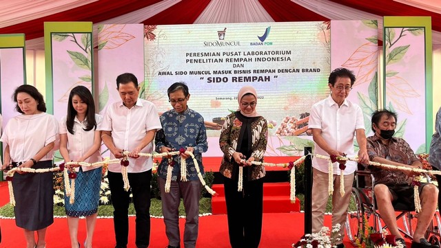 Peresmian Pusat Penelitian Tanaman Rempah Indonesia di kawasan Pabrik Sido Muncul, Semarang, Kamis (22/12). Foto: kumparan