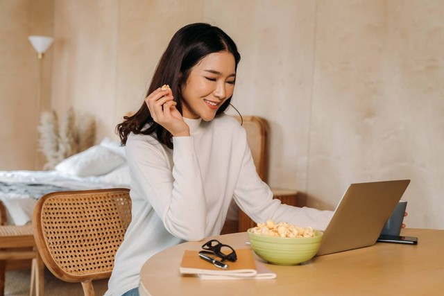 Ilustrasi perempuan menonton. Foto: Shutterstock