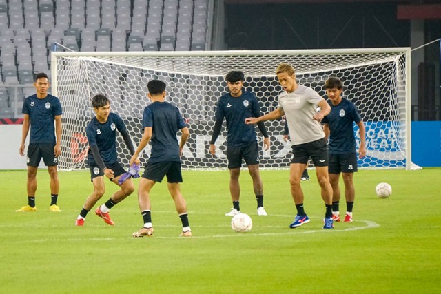 Timnas Kamboja melakukan sesi latihan menjelang pertandingan Piala AFF melawan Timnas Indonesia di Gelora Bung Karno, Senayan, Jakarta, Kamis (22/12/2022). Foto: Jamal Ramadhan/kumparan