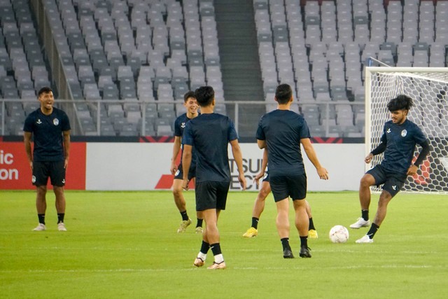 Timnas Kamboja melakukan sesi latihan menjelang pertandingan Piala AFF melawan Timnas Indonesia di Gelora Bung Karno, Senayan, Jakarta, Kamis (22/12/2022). Foto: Jamal Ramadhan/kumparan