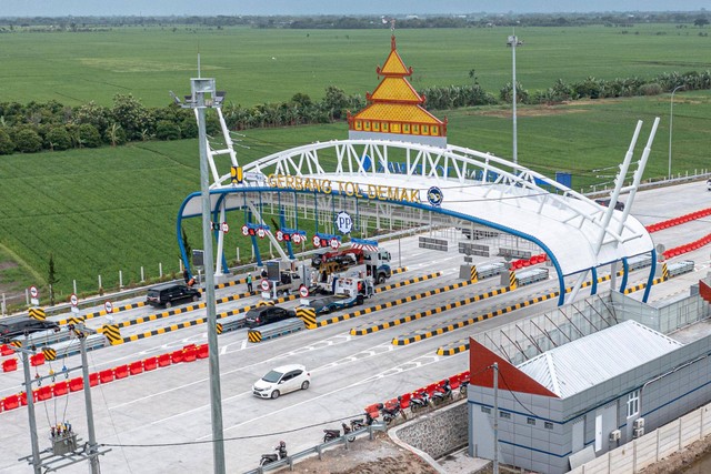 Foto udara sejumlah kendaraan roda empat memasuki Gerbang Tol Demak di Jalan Tol Semarang-Demak Seksi II di Kabupaten Demak, Jawa Tengah, Kamis (22/12/2022). Foto: Aji Styawan/ANTARA FOTO