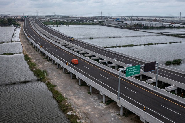 Foto udara sejumlah kendaraan roda empat melaju di Jalan Tol Semarang-Demak Seksi II di Kabupaten Demak, Jawa Tengah, Kamis (22/12/2022). Foto: Aji Styawan/ANTARA FOTO