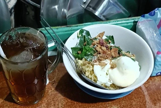 Mie instan dan es teh ala Warung Burjo Ciputat. Foto: Ainun Nabila/kumparan